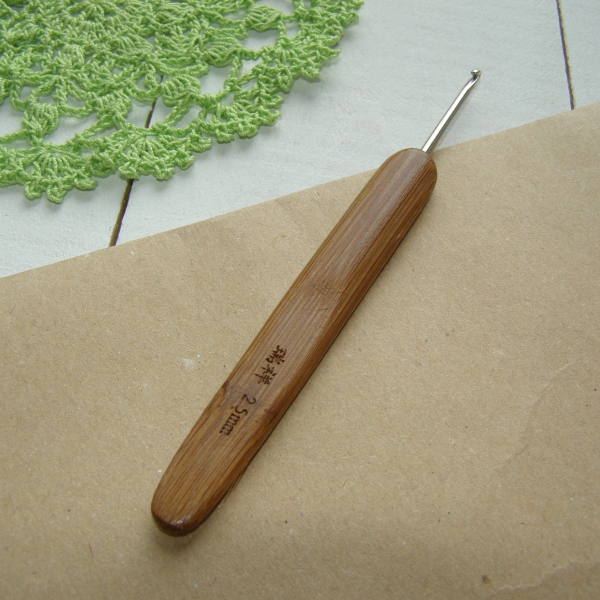 Гачок з бамбуковою ручкою, стальний,  2,5мм