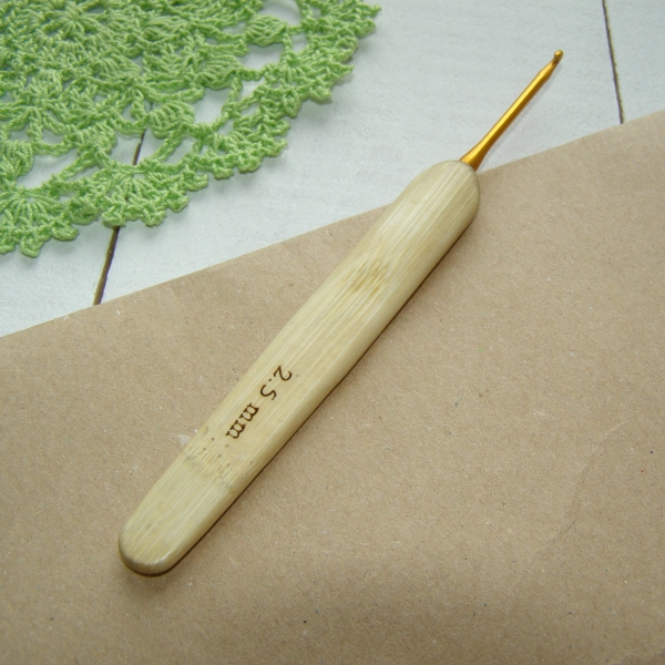 Крючок с бамбуковой ручкой, золотистый, 2,5мм