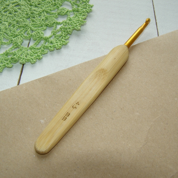 Крючок с бамбуковой ручкой, золотистый, 4,5мм